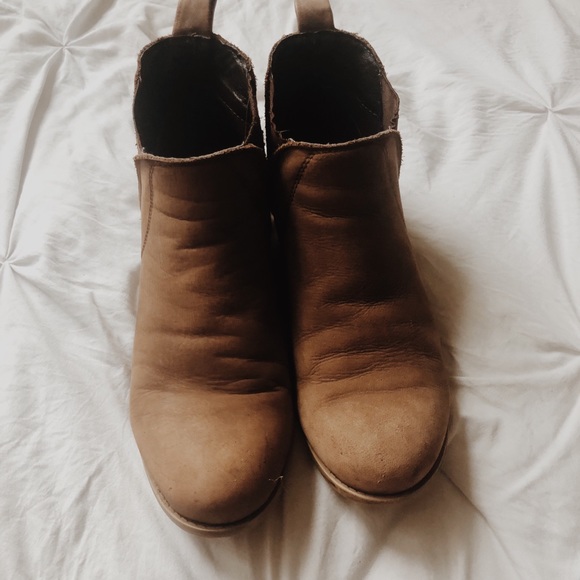 Suede Steve Madden booties - Picture 3 of 6